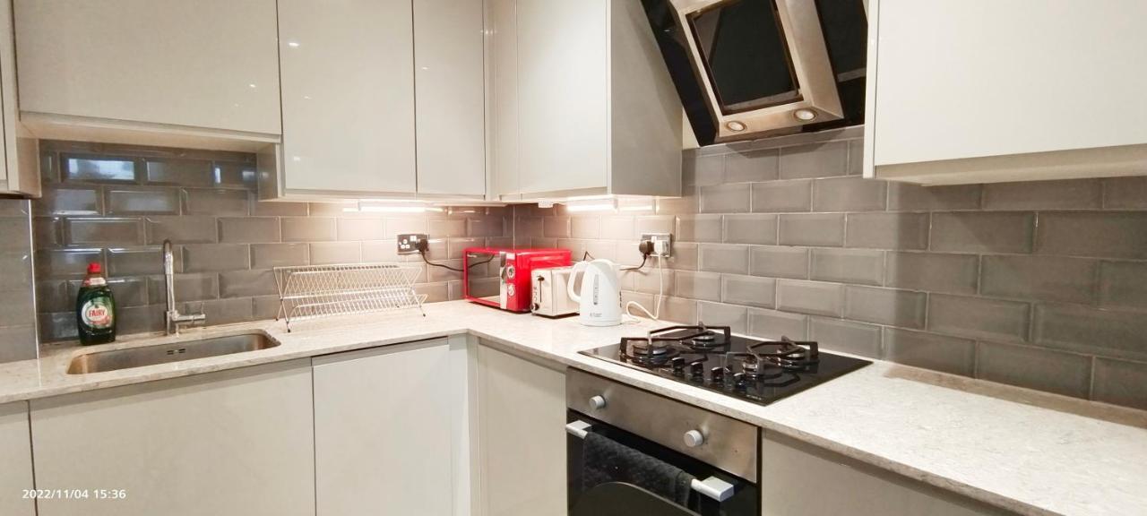 First Floor Flat 1 Northwood Lägenhet London Exteriör bild